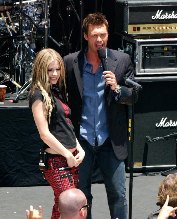 44830_AvrilLavigne_2004OnAirWithRyanSeacrest_June24th_001_122_442lo.jpg