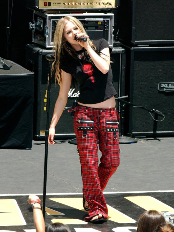 44992_AvrilLavigne_2004OnAirWithRyanSeacrest_June24th_015_122_432lo.jpg