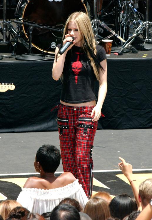 45000_AvrilLavigne_2004OnAirWithRyanSeacrest_June24th_016_122_528lo.jpg