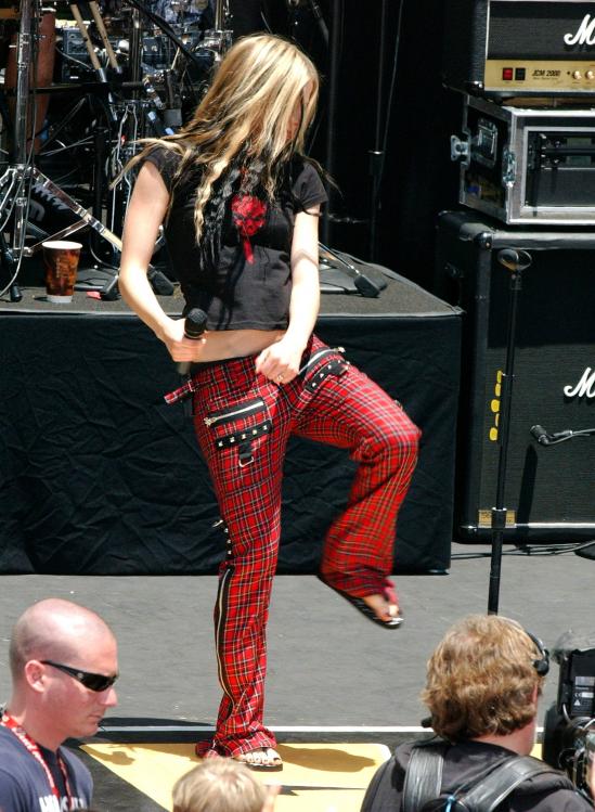 45039_AvrilLavigne_2004OnAirWithRyanSeacrest_June24th_018_122_403lo.jpg