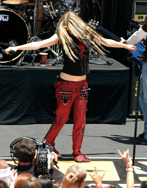 45057_AvrilLavigne_2004OnAirWithRyanSeacrest_June24th_019_122_24lo.jpg