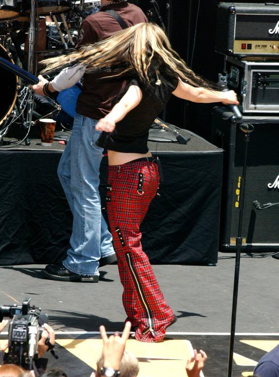 45077_AvrilLavigne_2004OnAirWithRyanSeacrest_June24th_020_122_143lo.jpg