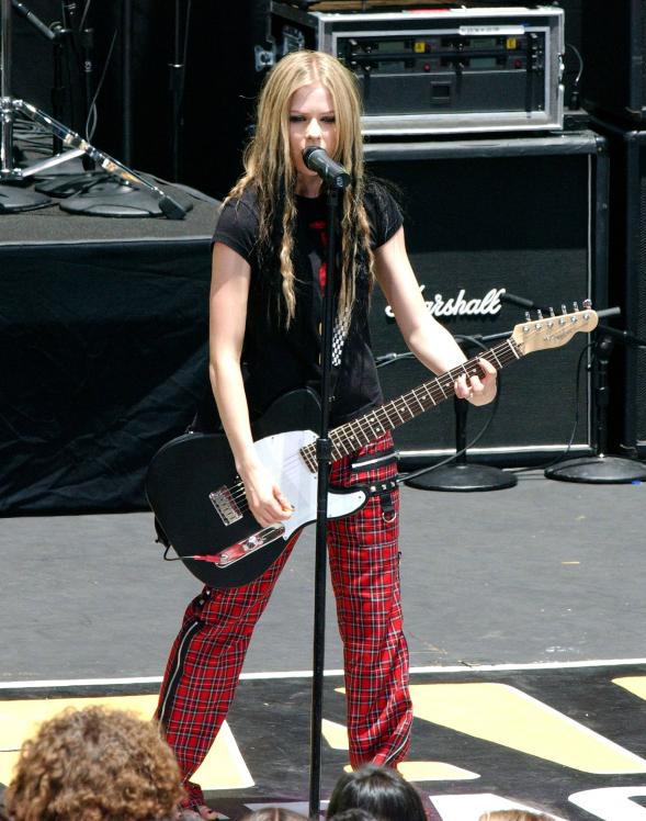 45391_AvrilLavigne_2004OnAirWithRyanSeacrest_June24th_035_122_19lo.jpg