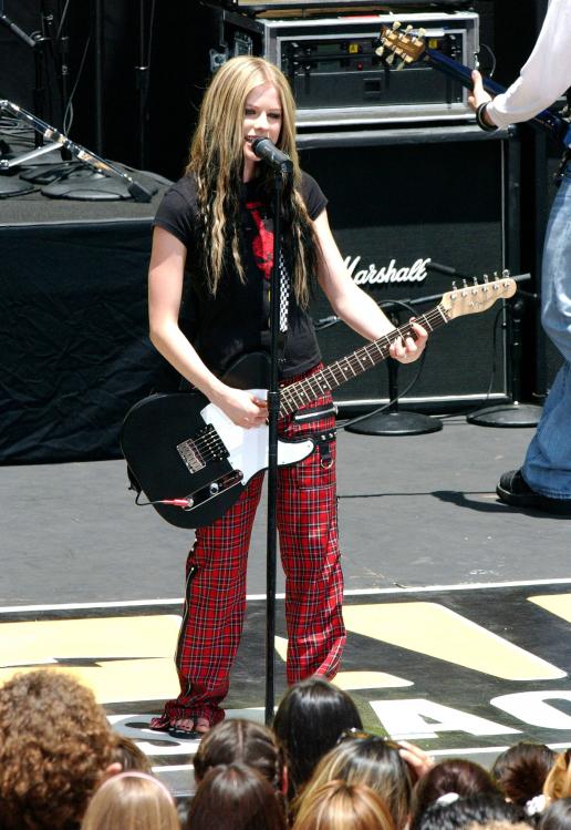 45499_AvrilLavigne_2004OnAirWithRyanSeacrest_June24th_042_122_384lo.jpg