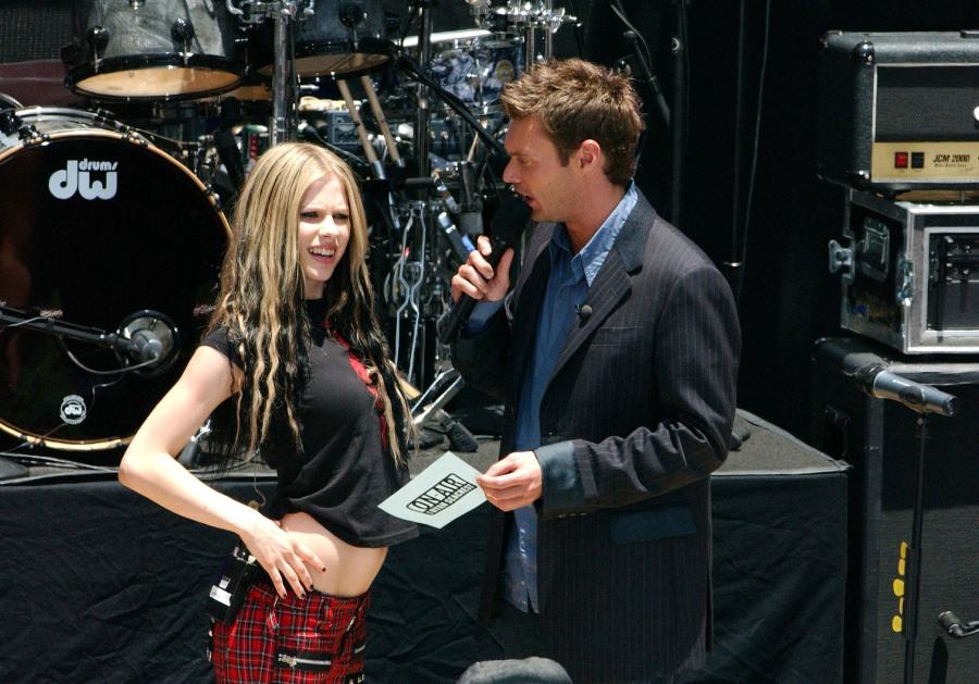 45570_AvrilLavigne_2004OnAirWithRyanSeacrest_June24th_047_122_582lo.jpg