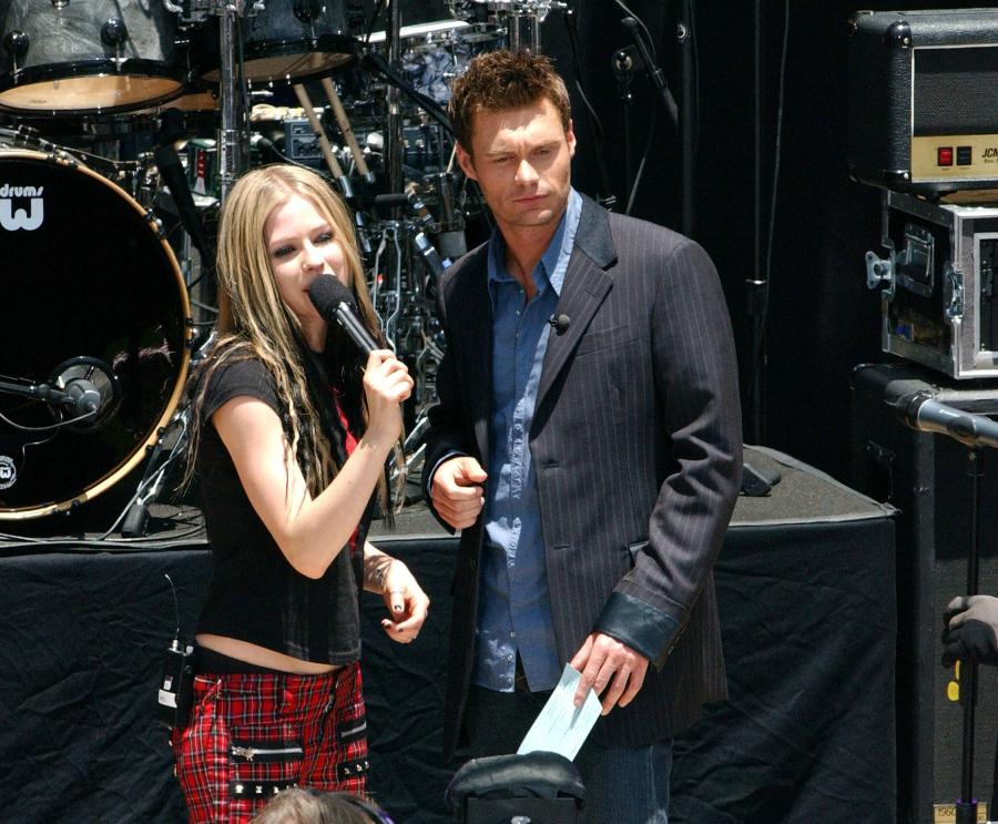 45571_AvrilLavigne_2004OnAirWithRyanSeacrest_June24th_049_122_3lo.jpg