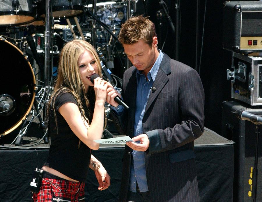 45601_AvrilLavigne_2004OnAirWithRyanSeacrest_June24th_048_122_588lo.jpg