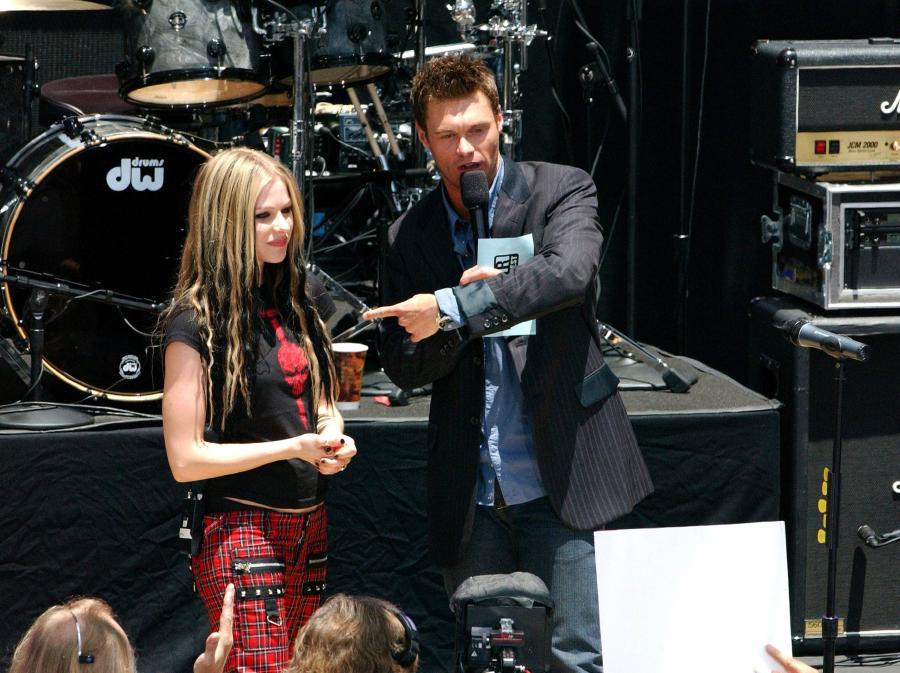 45605_AvrilLavigne_2004OnAirWithRyanSeacrest_June24th_051_122_121lo.jpg