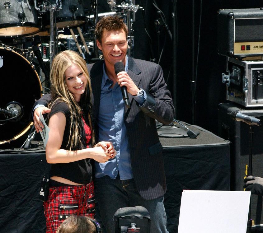 45626_AvrilLavigne_2004OnAirWithRyanSeacrest_June24th_050_122_240lo.jpg