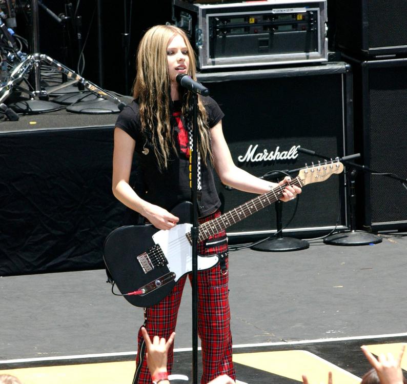 45629_AvrilLavigne_2004OnAirWithRyanSeacrest_June24th_053_122_67lo.jpg