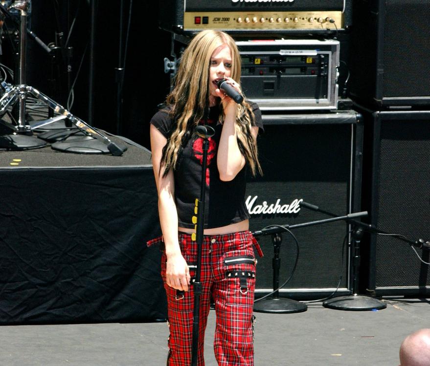 45698_AvrilLavigne_2004OnAirWithRyanSeacrest_June24th_057_122_397lo.jpg