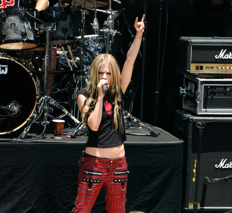 45728_AvrilLavigne_2004OnAirWithRyanSeacrest_June24th_059_122_231lo.jpg