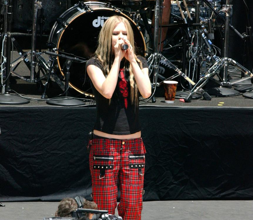 45790_AvrilLavigne_2004OnAirWithRyanSeacrest_June24th_062_122_537lo.jpg