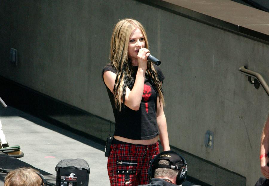 45825_AvrilLavigne_2004OnAirWithRyanSeacrest_June24th_064_122_789lo.jpg