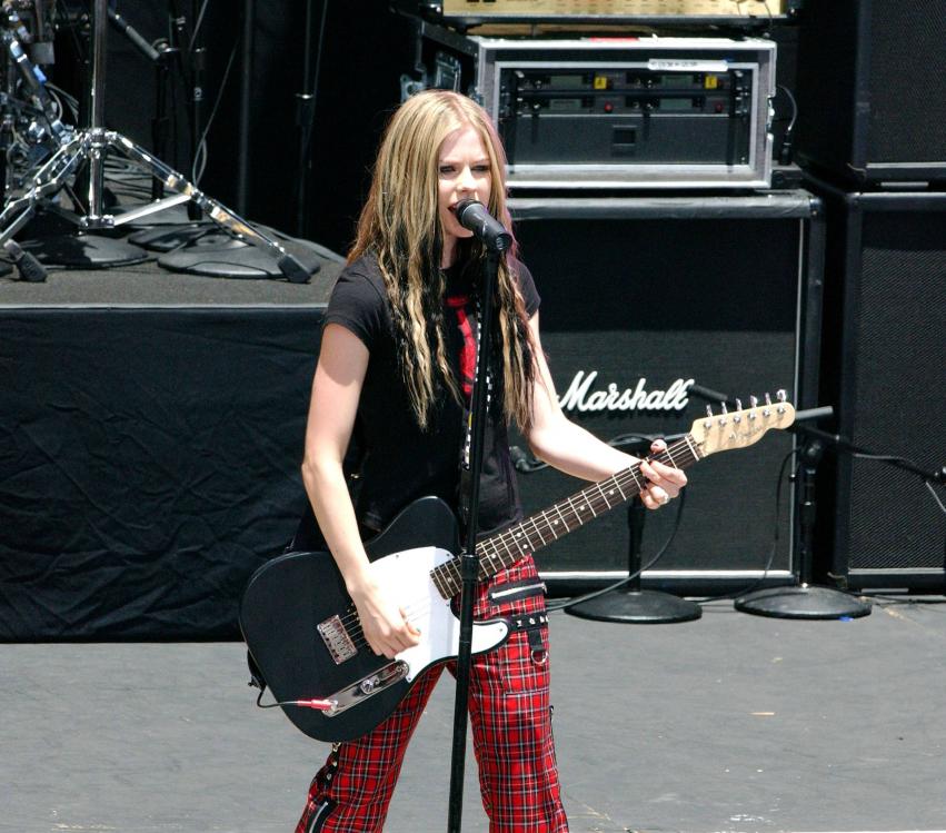 45854_AvrilLavigne_2004OnAirWithRyanSeacrest_June24th_066_122_451lo.jpg