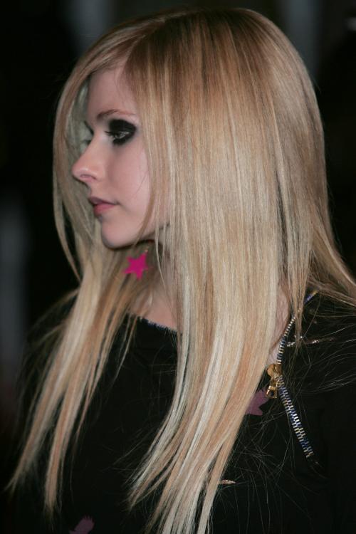 48289_celebutopiaavrillavigne2007tvwe_122_513lo.jpg