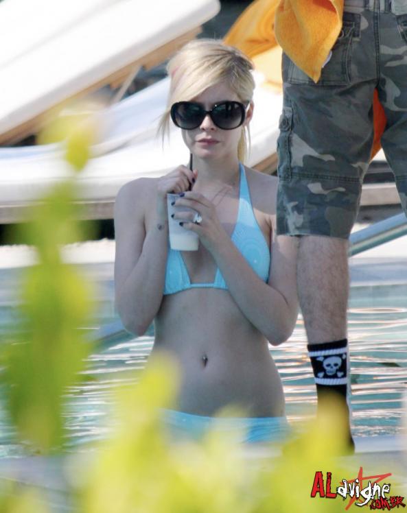 81452_AvrilLAvigne_bikini_05_122_352lo.jpg