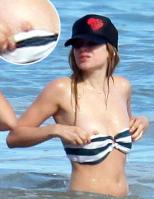 Avril Lavigne nipple slip