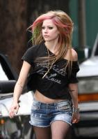 109747892_avrillavigne-whatthehellmusicvideoset4dec-11tc.jpg