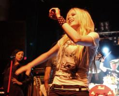 33776_Avril_Lavigne__280607_122_442lo.jpg