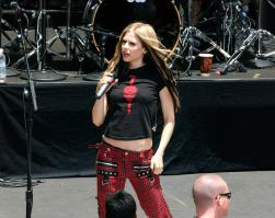 44250_AvrilLavigne_2004OnAirWithRyanSeacrest_June24th_058_122_58lo.jpg