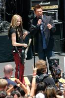 44806_AvrilLavigne_2004OnAirWithRyanSeacrest_June24th_004_122_210lo.jpg