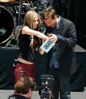 44832_AvrilLavigne_2004OnAirWithRyanSeacrest_June24th_006_122_164lo.jpg