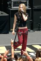 44926_AvrilLavigne_2004OnAirWithRyanSeacrest_June24th_012_122_140lo.jpg