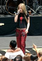 45000_AvrilLavigne_2004OnAirWithRyanSeacrest_June24th_016_122_528lo.jpg