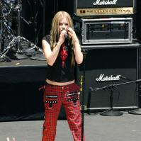 45079_AvrilLavigne_2004OnAirWithRyanSeacrest_June24th_017_122_467lo.jpg