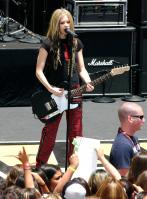 45144_AvrilLavigne_2004OnAirWithRyanSeacrest_June24th_023_122_112lo.jpg