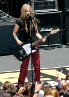 45249_AvrilLavigne_2004OnAirWithRyanSeacrest_June24th_031_122_26lo.jpg