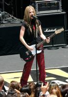 45250_AvrilLavigne_2004OnAirWithRyanSeacrest_June24th_030_122_120lo.jpg