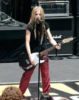 45391_AvrilLavigne_2004OnAirWithRyanSeacrest_June24th_035_122_19lo.jpg