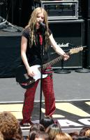 45462_AvrilLavigne_2004OnAirWithRyanSeacrest_June24th_041_122_463lo.jpg