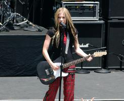 45501_AvrilLavigne_2004OnAirWithRyanSeacrest_June24th_044_122_187lo.jpg