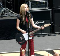 45629_AvrilLavigne_2004OnAirWithRyanSeacrest_June24th_053_122_67lo.jpg