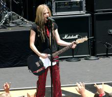 45649_AvrilLavigne_2004OnAirWithRyanSeacrest_June24th_052_122_365lo.jpg