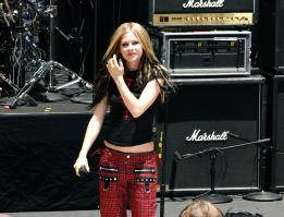 45710_AvrilLavigne_2004OnAirWithRyanSeacrest_June24th_056_122_522lo.jpg