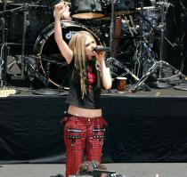 45755_AvrilLavigne_2004OnAirWithRyanSeacrest_June24th_061_122_508lo.jpg