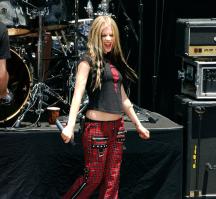 45759_AvrilLavigne_2004OnAirWithRyanSeacrest_June24th_060_122_256lo.jpg