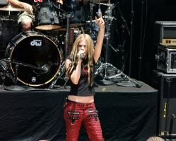 45790_AvrilLavigne_2004OnAirWithRyanSeacrest_June24th_063_122_227lo.jpg