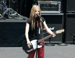 45825_AvrilLavigne_2004OnAirWithRyanSeacrest_June24th_065_122_106lo.jpg