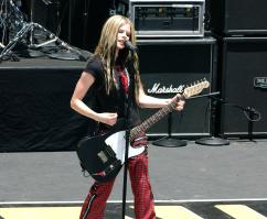 45856_AvrilLavigne_2004OnAirWithRyanSeacrest_June24th_067_122_581lo.jpg