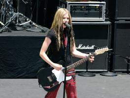 45885_AvrilLavigne_2004OnAirWithRyanSeacrest_June24th_068_122_1098lo.jpg