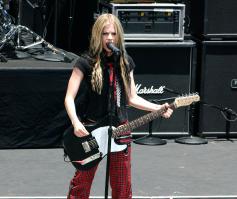 45885_AvrilLavigne_2004OnAirWithRyanSeacrest_June24th_069_122_176lo.jpg