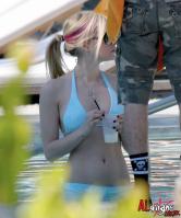 81592_AvrilLAvigne_bikini_08_122_1076lo.jpg