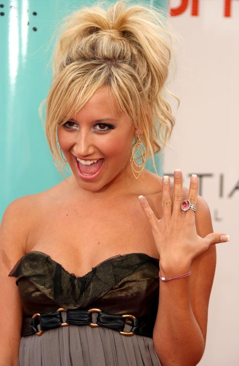 42619_ashley_tisdale_hairspray_754_565239_122_420lo.jpg