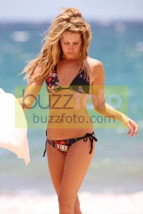 43525_ashley_tisdale_hawaii_02_buzz_122_350lo.jpg