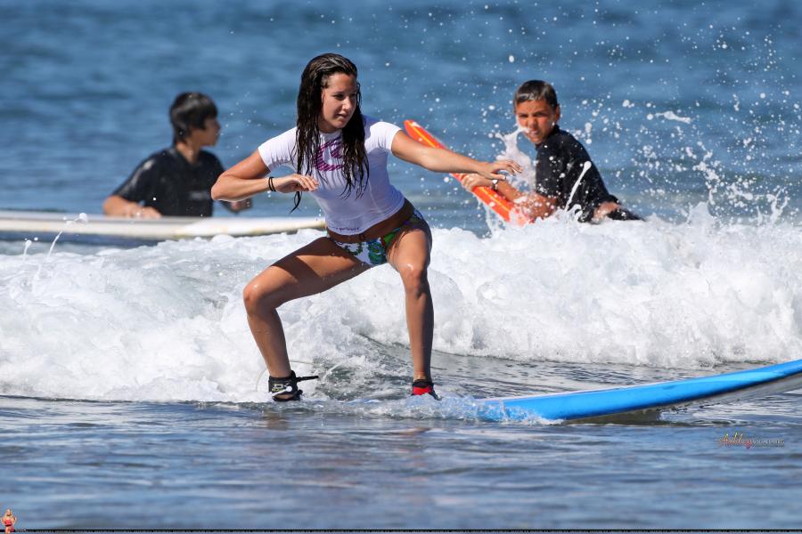 45404_ashley_tisdale_surfing_in_hawaii_on_december_31_2010_9XTbJKP_122_198lo.jpg